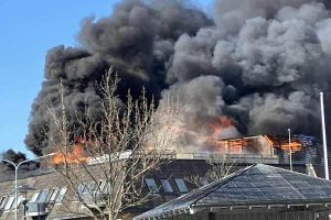 Det er intens brann i en stor bygning og fare for spredning. 
Foto: Paal William Craig Furunes