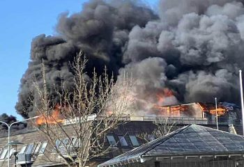 Det er intens brann i en stor bygning og fare for spredning. 
Foto: Paal William Craig Furunes