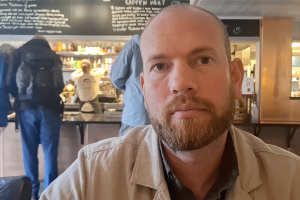 Erfaringene fra et krevende halvår i spagat mellom Stortinget i Oslo og småbruket i Djupsjølia, samler Isak V. Busch beina på Østlandet.
Foto: Tore Østby