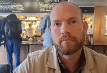 Erfaringene fra et krevende halvår i spagat mellom Stortinget i Oslo og småbruket i Djupsjølia, samler Isak V. Busch beina på Østlandet.
Foto: Tore Østby