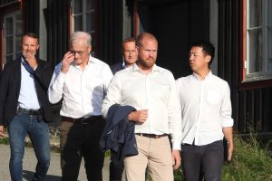 Isak V. Busch kan få en helt annerledes hverdag etter valget. Under Statsministerens besøk på Røros fikk han en smakebit på hva som kan vente.
Foto: Tore Østby