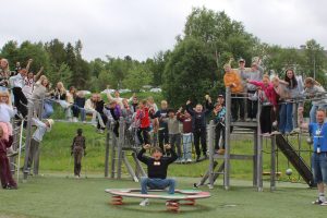 5.trinn ved Røros skole jubler for 2.plassen i Skoglekene. Foto: Tove Østby