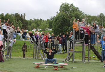 5.trinn ved Røros skole jubler for 2.plassen i Skoglekene. Foto: Tove Østby
