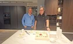 Per Brende og Ronald Rønning serverte jubileumskake i dag.
Foto: Tore Østby