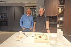 Per Brende og Ronald Rønning serverte jubileumskake i dag.
Foto: Tore Østby