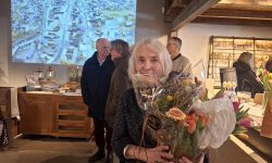 Kari Vartdal Opsvik med tulipanene som viser at hun var hedersgjest under åpningen av 