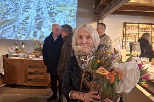 Kari Vartdal Opsvik med tulipanene som viser at hun var hedersgjest under åpningen av 