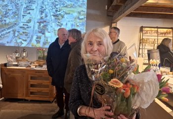 Kari Vartdal Opsvik med tulipanene som viser at hun var hedersgjest under åpningen av 