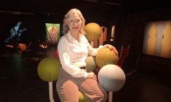 Kirsti Flørenes Vandraas i en av Peder Opsviks vantastiske kreasjoner.
Foto: Tore Østby