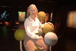 Kirsti Flørenes Vandraas i en av Peder Opsviks vantastiske kreasjoner.
Foto: Tore Østby