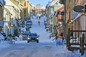 Det er lagt snø i Kjerkgata, fra starten ved Plattingen og fram til Malmplassen
Foto: Tore Østby