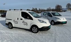 Kommunes to nye el-biler. Det er en annen bil som er ilagt brukseforbud.
Foto: Røros kommune.