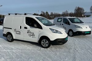Kommunes to nye el-biler. Det er en annen bil som er ilagt brukseforbud.
Foto: Røros kommune.