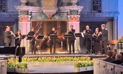 Her fremfører KonstKnekt blåseoktett 