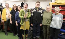 Kostymemakere i Elden: Cathrine Engåvoll, Kjersti Roberg, Beate Salvesen, Helene Tiller, Johannes Hofstad, Liv Lockert og Ellen Anda. Ikke tilstede da bildet ble tatt: Irene Tamnes, Gro Løken, Gunn Tønset, Herdis Hustad Olsen, Inger Klæbo, Sunniva Estensgård Leistad og Tove Ødegård. Foto: Tove Østby