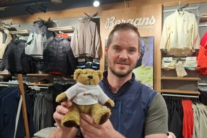 Kristoffer Sandnes Kojedal og Rørosnytt-Bamsen. Foto: Tore Østby