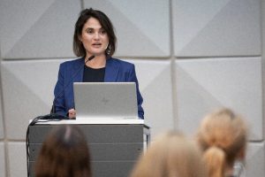 Kunnskapsminister Kari Nessa Nordtun (Ap) mener at mer utstyr og mer praktisk og variert undervisning vil gjøre at elevene opplever mestring og læring. 
Foto- Terje Lien