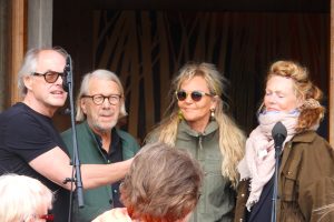Trygve og kunstnerne slipper publikum inn i Fondahuset.
Foto: Tore Østby