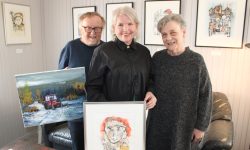 Det er klart for vårutstilling i Galleri Kårstuggu. Kunstnerne Oddvar Siksjø og Merita Thoralfsdatter Reinaas sammen med driver av Galleri Kårstuggu Anne Åssveen. Foto: Tove Østby