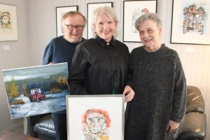Det er klart for vårutstilling i Galleri Kårstuggu. Kunstnerne Oddvar Siksjø og Merita Thoralfsdatter Reinaas sammen med driver av Galleri Kårstuggu Anne Åssveen. Foto: Tove Østby