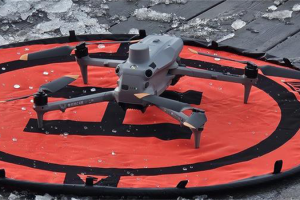 Røros kommune og Sintef Digital fikk regional kvalifiseringsstøtte for å teste hvordan droner kan brukes i helse- og omsorgstjenester. Foto: Bjørg Lindstad.