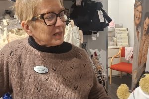 Liv Berit Luksengård har hatt bamsebesøk. 
Foto: Tore Østby