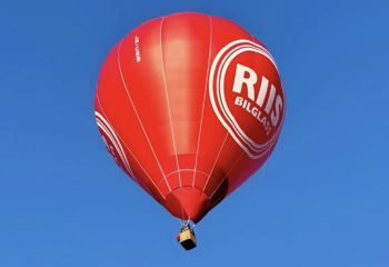 I morgen skal Riis bilglass sin enorme varmluftsballong sveve over Røros.
Foto: Riis Bilglass