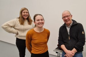 Koordinator i sørsamisk forvaltningsområde Ida Marie Bransfjell, nå Amandanominert joiker Marja Mortensson og avdelingsleder for Røros kulturskole Nils Graftås. Foto: Tove Østby