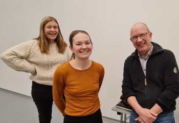 Koordinator i sørsamisk forvaltningsområde Ida Marie Bransfjell, nå Amandanominert joiker Marja Mortensson og avdelingsleder for Røros kulturskole Nils Graftås. Foto: Tove Østby