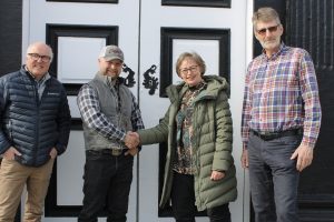 Bjørn Eidsvåg - nesteleder i Røros menighetsråd, Rutt-Karin Engzelius - leder i Røros menighetsråd,  Jon Iver Feragen - leder for Hitterdal menighetsråd og Arne Svendsen - Hitterdal menighetsråd og leder for dialoggruppen. Foto: Tove Østby