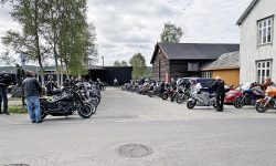 Motorsykkelsamling i parken
Foto: Tore Østby