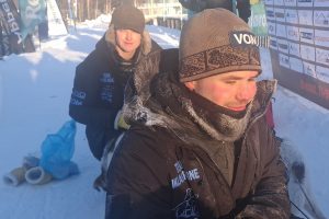 Niklas Rogne takker hundene for innsatsen da han kom i mål.
Foto: Tore Østby