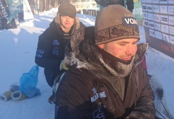 Niklas Rogne takker hundene for innsatsen da han kom i mål.
Foto: Tore Østby