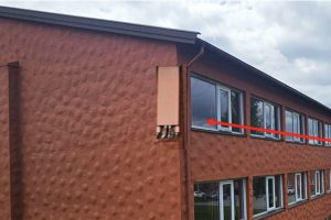 Enkel fotomontasje av ny antenne etter at de to eksiterende antennene under klokketårnet er
demontert og fjernet. Eksisterende antenner måler 1355x303x99 mm og 1471x275x86 mm.
Den nye antennen måler 1499x508x175 mm og vil bli malt eller foliert i samme farge som
bakenforliggende vegg.