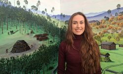 Oline Bergebakken Sundt foran sitt veggmaleri i hovedbygget ved Doktortjønna.
Foto: Tore Østby