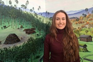 Oline Bergebakken Sundt foran sitt veggmaleri i hovedbygget ved Doktortjønna.
Foto: Tore Østby