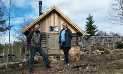 Pia Wigtil sammen med Knut Egil Bekkevold som nettopp er ferdig med å sette i stand smia på Steinreisberget Friluftsgård som har fått ny aktiv bruk som nav i satsningen på opplevelsesbedriften Outdoor Finnskogen.