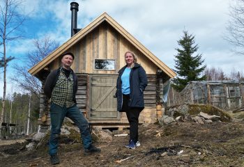 Pia Wigtil sammen med Knut Egil Bekkevold som nettopp er ferdig med å sette i stand smia på Steinreisberget Friluftsgård som har fått ny aktiv bruk som nav i satsningen på opplevelsesbedriften Outdoor Finnskogen.
