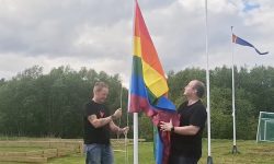 Hans Oddvar Stuenes og Erik Sandnes Høsøien heiste det nye prideflagget
Foto: Tore Østby