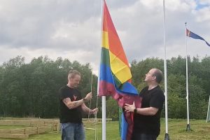 Hans Oddvar Stuenes og Erik Sandnes Høsøien heiste det nye prideflagget
Foto: Tore Østby