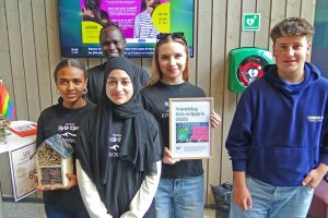 Daria Bilous, Lelas Kashto, Nils Petter Bjørsrud, Samuel Musa-Jimma og Lwam Zerabruk mottoki dag SVs miljøpris 2025.
Eyan Selboe-Coote er også med i Rørosmagi. Han var ikke til stede da prisen ble delt ut.
Foto: Tore Østby
