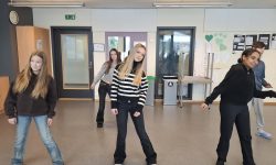 Danserne øver inn avansert koreografi til forestillingen Purpur og gull.
Foto: Tore Østby