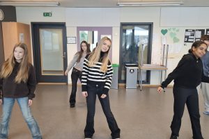 Danserne øver inn avansert koreografi til forestillingen Purpur og gull.
Foto: Tore Østby