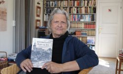 Ragnar Kokkvoll med boka si om spanskesyken. Foto: Tove Østby