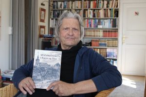 Ragnar Kokkvoll med boka si om spanskesyken. Foto: Tove Østby