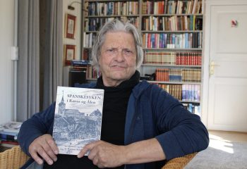 Ragnar Kokkvoll med boka si om spanskesyken. Foto: Tove Østby