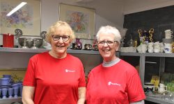 Leder for Redd Barna Røros, Borghild Krog og butikkansvarlig Tove Ødegård. Foto: Tove Østby