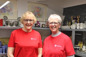 Leder for Redd Barna Røros, Borghild Krog og butikkansvarlig Tove Ødegård. Foto: Tove Østby
