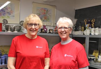 Leder for Redd Barna Røros, Borghild Krog og butikkansvarlig Tove Ødegård. Foto: Tove Østby