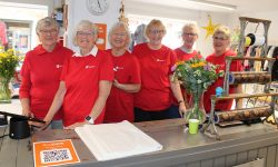 Butikkdamene i Røros Redd Barna bruktbutikk. Foto: Tove Østby